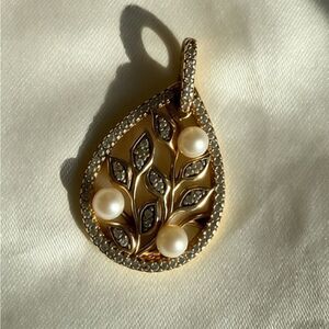 Vintage | Elegant Gold and Pearl Leaf Pendant